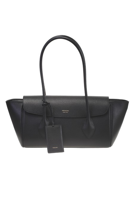 Shop SALVATORE FERRAGAMO  Borsa: Salvatore Ferragamo Tote bag East-West (M).
Realizzata in vitello martellato.
I manici leggermente più lunghi suggeriscono una portata a spalla.
Apertura con patta. 
Charm porta badge e la placchetta dorata con firma.
Luce tracolla: 23 cm. 46 cm x 20 cm x 17 cm.
Composizione: 100% pelle.
Made in Italia.. 218892 M CLASS-773056